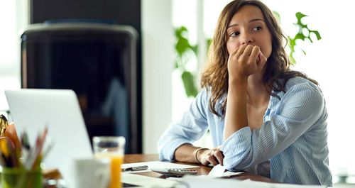 Los investigadores advierten que el discurso sobre reemplazo por IA est&aacute; afectando a la salud mental laboral