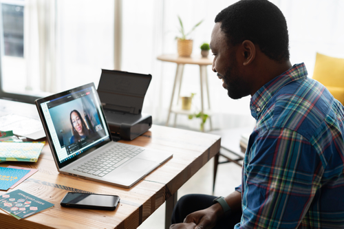 Recruter les salariés virtuellement, créer des liens réels