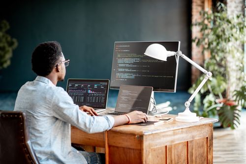 Pour pallier la pénurie de talents dans la Tech, près d’une entreprise française sur quatre adopte le travail à distance afin de recruter à l’international