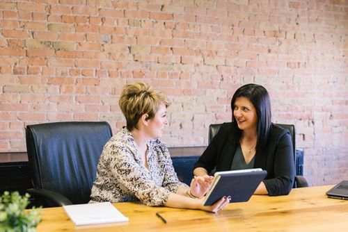 Entretien annuel vs professionnel : obligations et bonnes pratiques RH en 2024