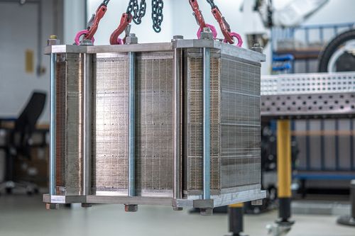 Ammonia and methanol as sustainable hydrogen carrier for future mobile and stationary applications