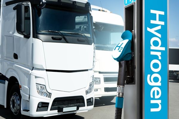 A hydrogen-powered truck for dry ice logistics will be deployed by Nippon Gases and HOYER