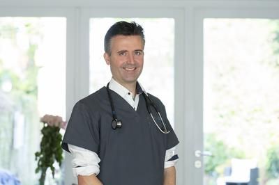 Ahead of this year’s New York Vet Show, we spoke with our 2026 keynote speaker, veterinary internal medicine specialist Dr. Stijn Niessen.