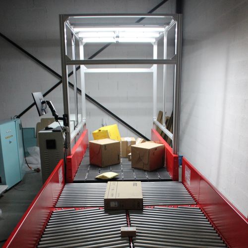PARCEL SINGULATOR - PARCEL SINGULATION AND GAPPING