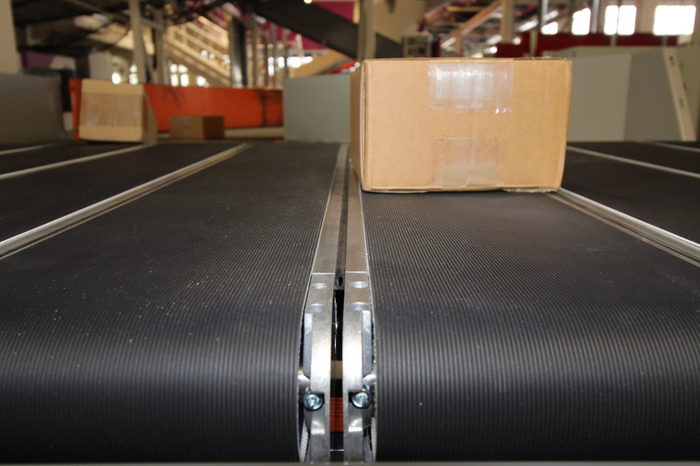 Linear cross-belt sorter