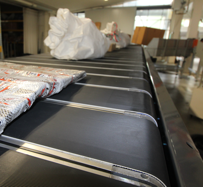 Linear cross-belt sorter
