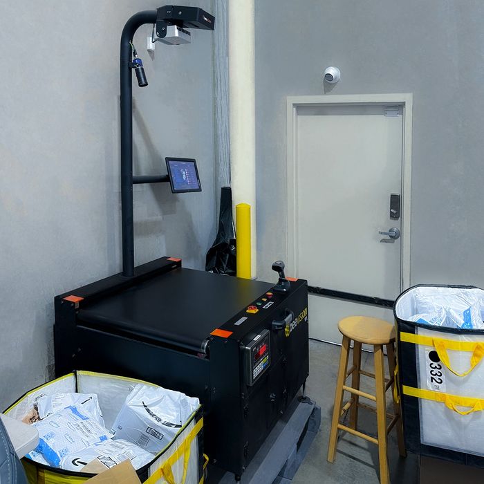 BeeVision 181 - Compact Dimensioner with Bidirectional Internal Conveyor - Semi-Dynamic Volume Measurement System
