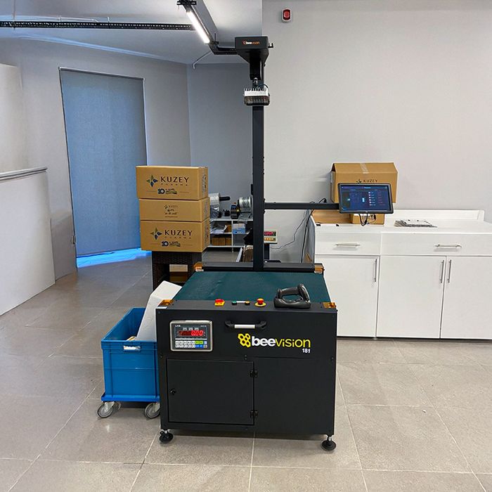BeeVision 181 - Compact Dimensioner with Bidirectional Internal Conveyor - Semi-Dynamic Volume Measurement System