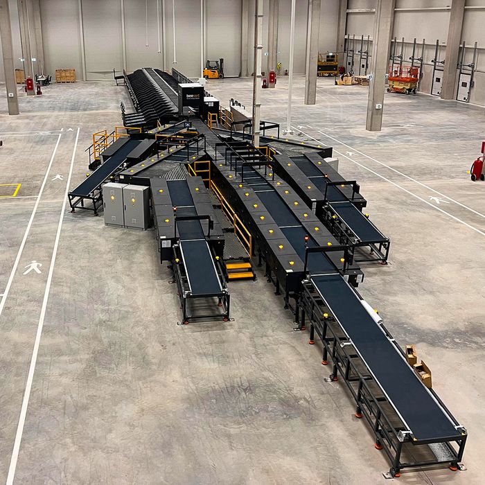 BeeSort HS - Ultra High-Speed Vertical Crossbelt Sortation System