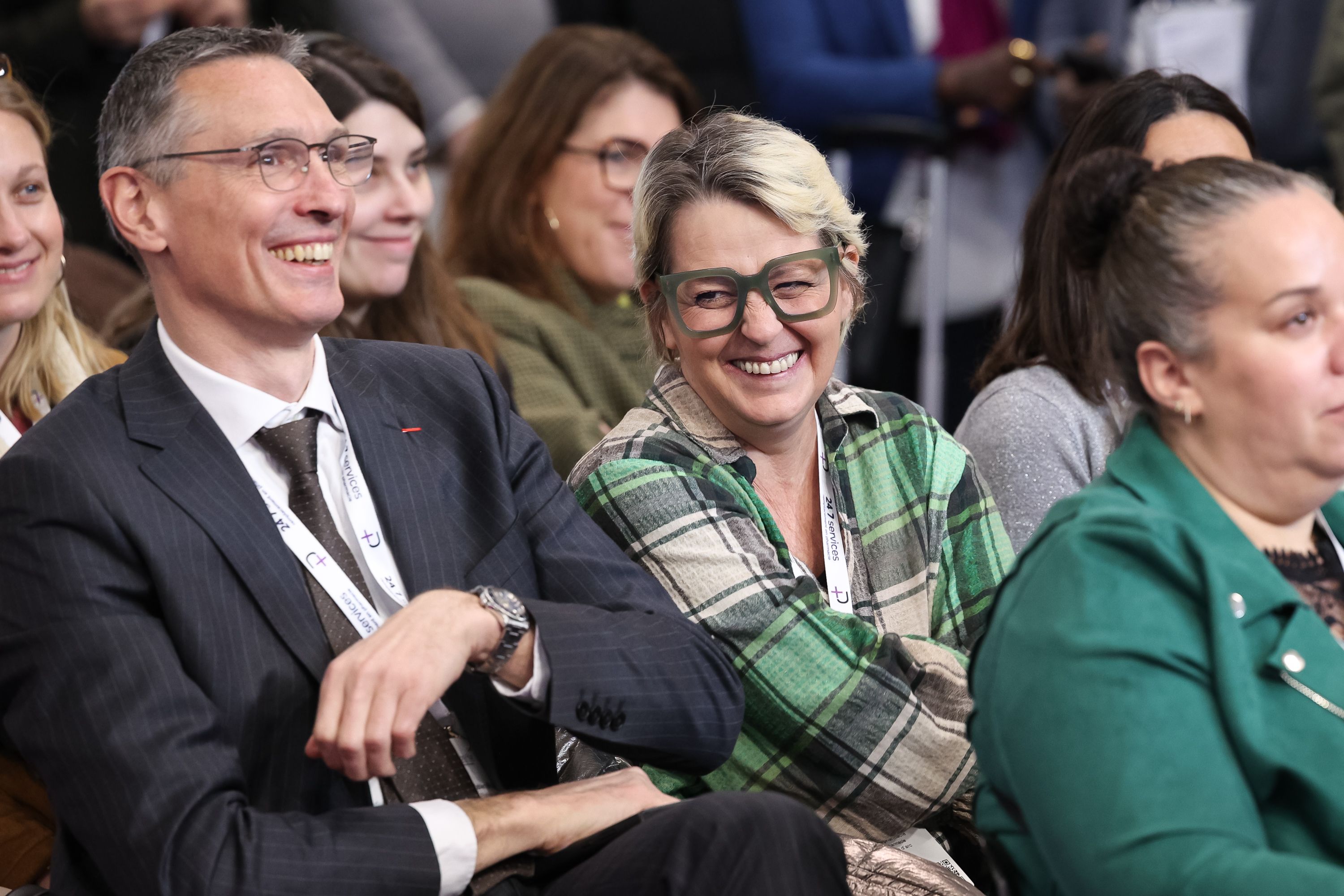 Visiteurs bénéficiant d'offres spéciales au salon de la pharmacie Paris
