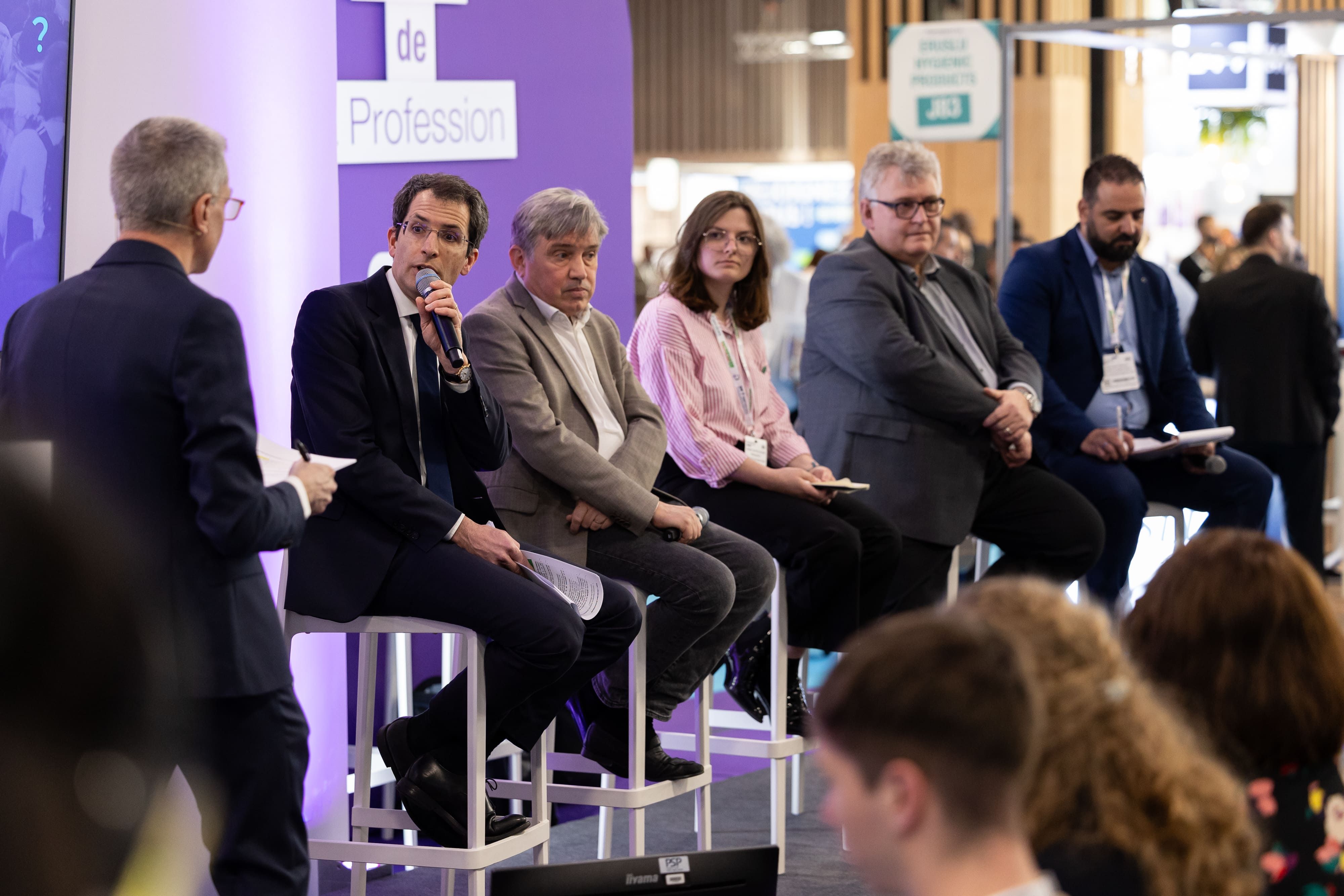 Intervenants lors d'une table ronde au Forum de la Profession lors du salon PharmagoraPlus
