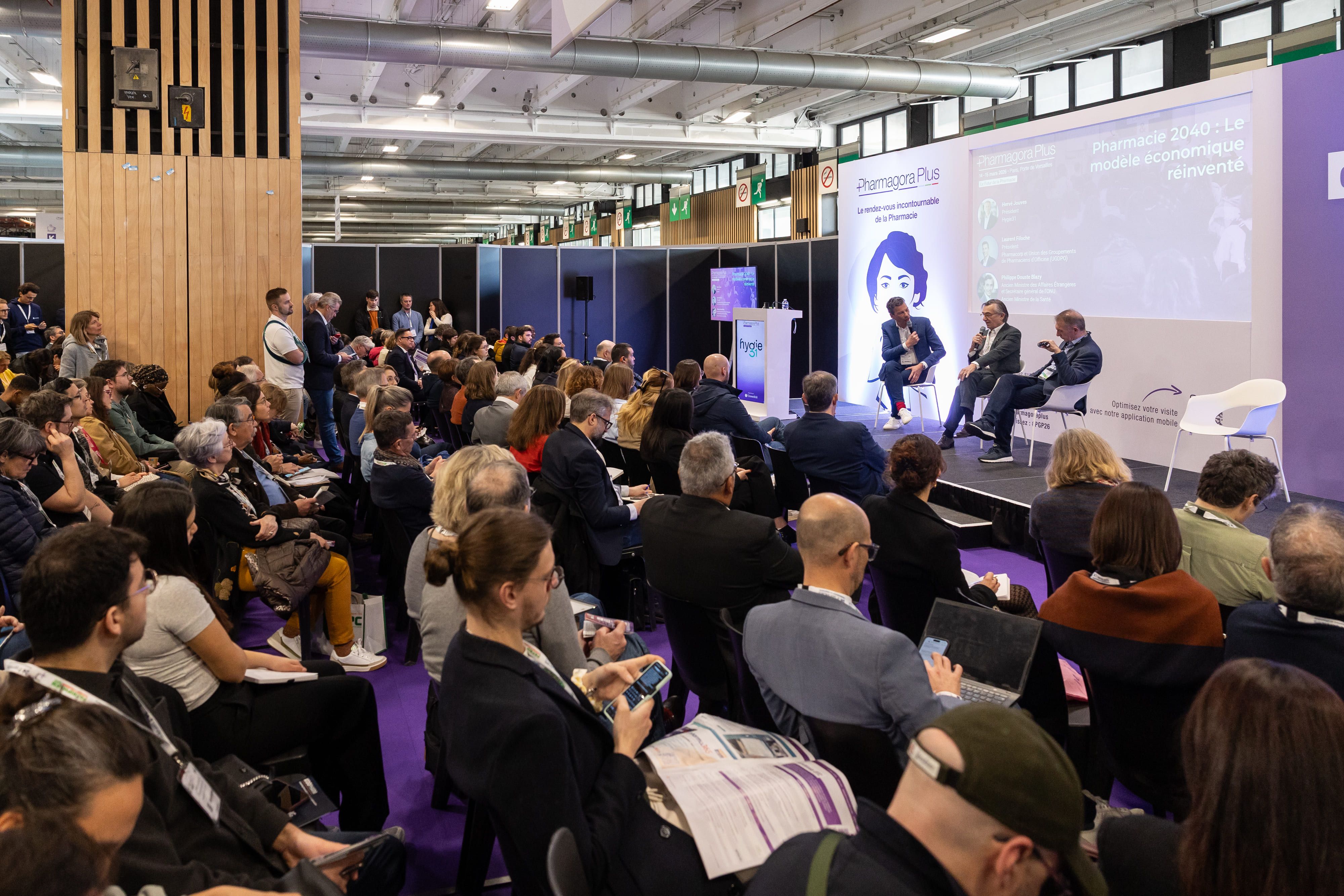 Le th&eacute;&acirc;tre Gestion de l'Officine faisant salle comble lors du salon PharmagoraPlus