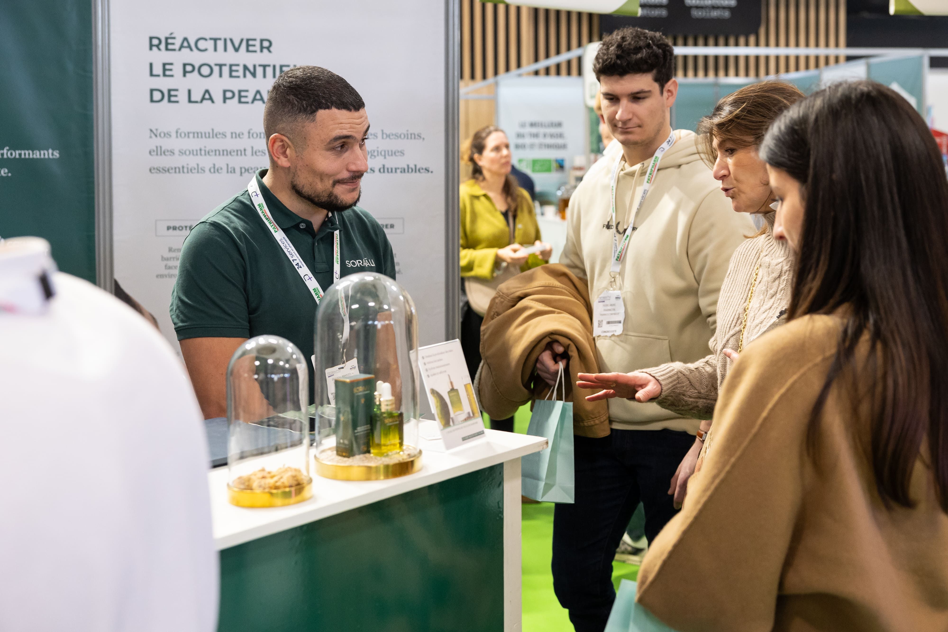 Interaction entre exposant et visteurs sur un stand lors du salon PharmagoraPlus