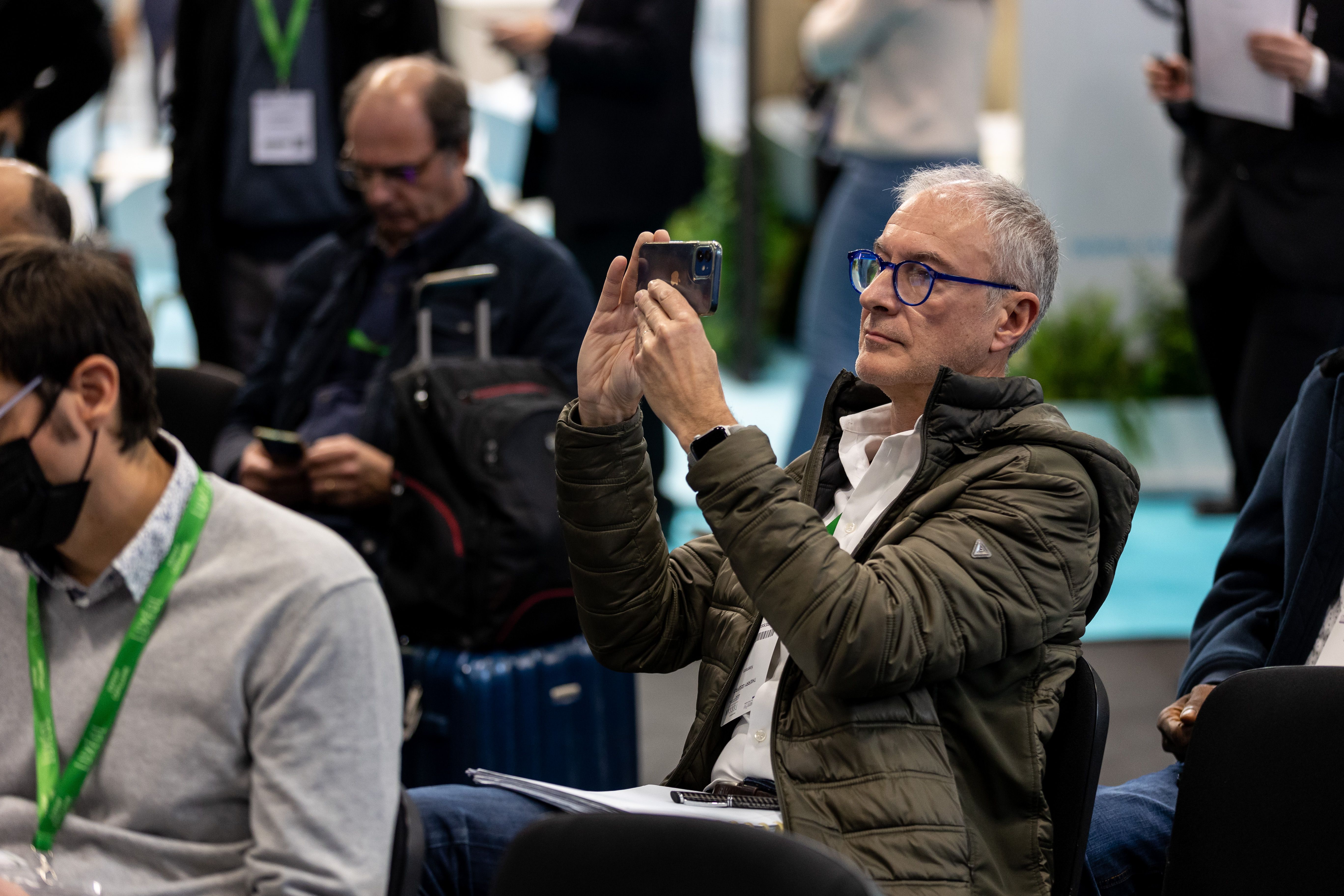 Un visiteur prenant une photo dans un théâtre lors de PharmagoraPlus 2022