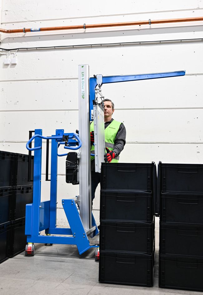 Ergonomischer, modularer Hebelift für Immersionskühlung im Rechenzentrum mit PRONOMIC Lift&Drive 175PRX 