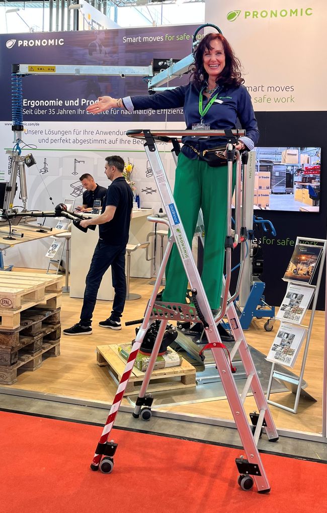 Arbeitsplattform für höhere Arbeitshöhen im Rechenzentrum: Sicherheitsleiter DATASTEP  - Hilfsmittel von PRONOMIC