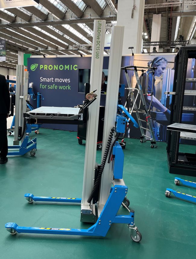 PRONOMIC Rechenzentrum Server-Batterie-Hebelift Lift&DriveDC - mit Teleskopmast, von 1 HE bis 60 HE 