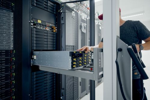 HOVMAND Cloud Lifters - Smart and safe lifting for data centres