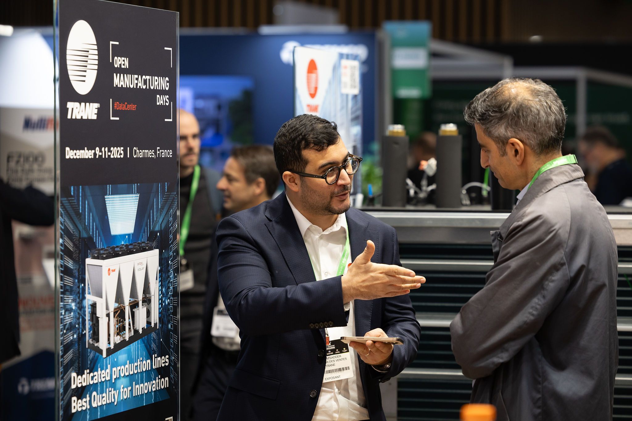 Interaction visiteurs exposants au Data Centre World Paris