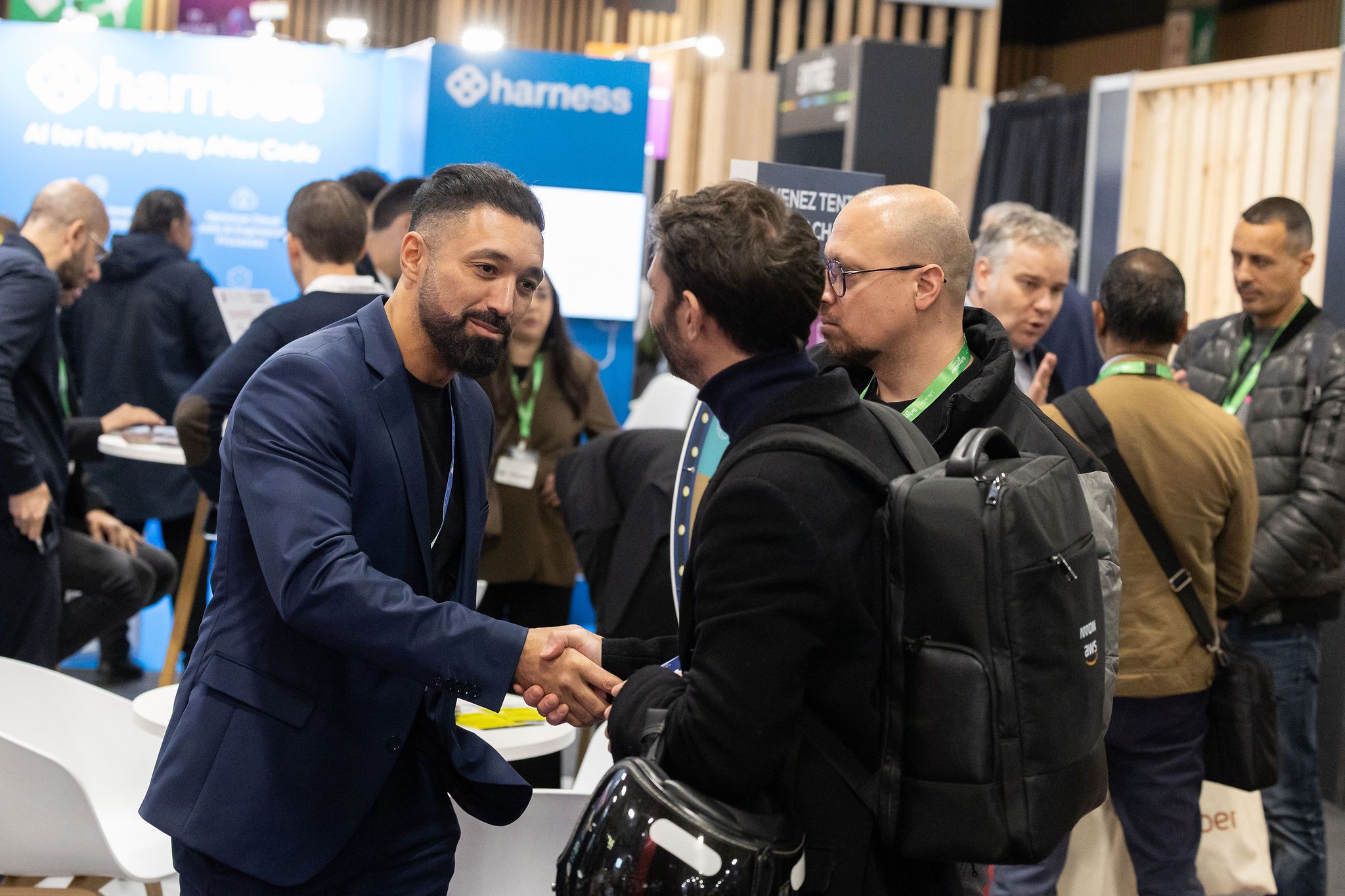 Two people shaking hands at Cloud & AI Infrastructure Paris 2025