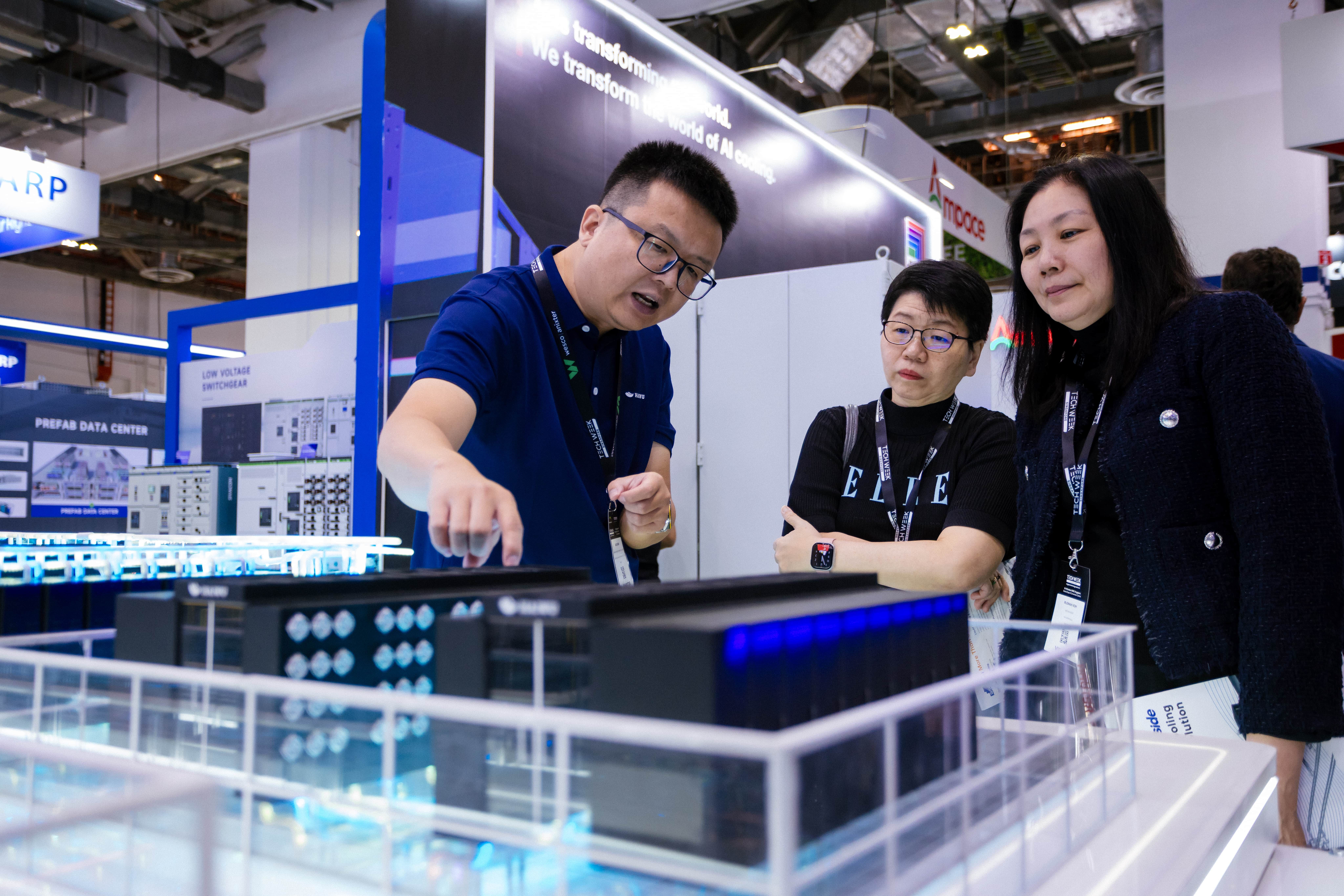 Experience the Live Data Centre
