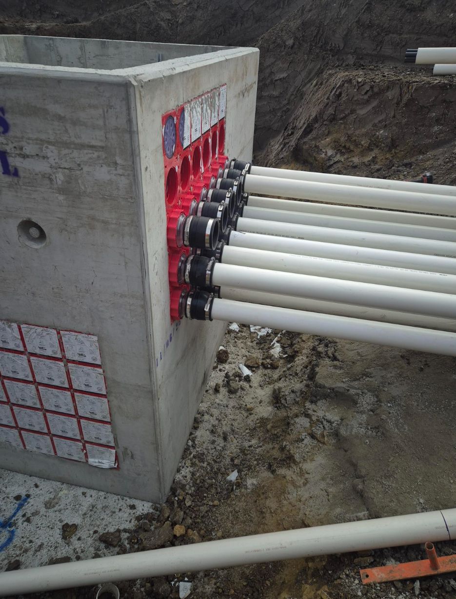 Single wall insert with foldable rubber sleeve for setting in concrete and connecting cable ducts