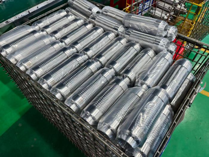 Pipe welded metal hose
