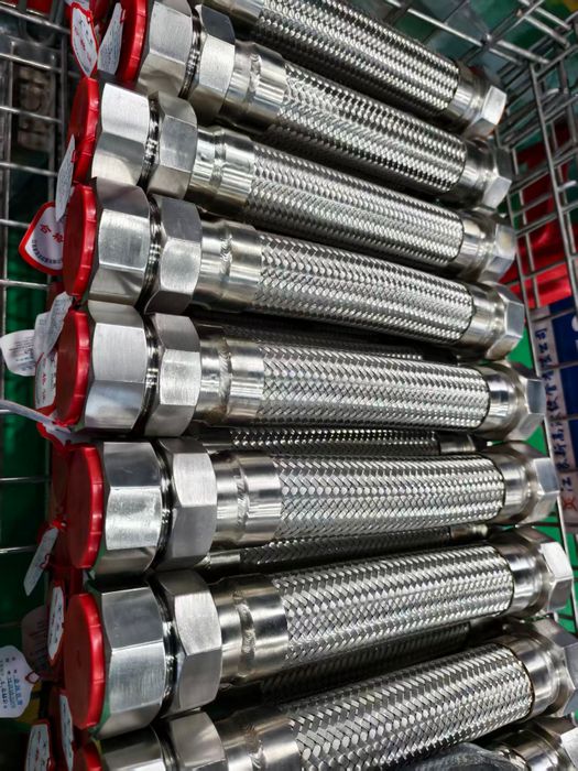 Thread connection metal hose