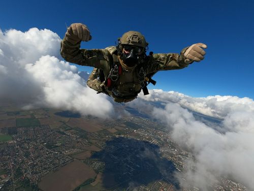 Raytheon Technologies introduces OXYJUMP™ NG oxygen supply system for military parachutists