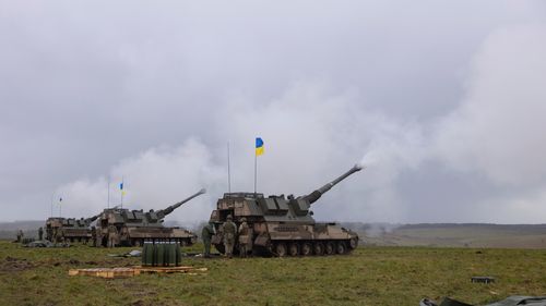 Ukrainian soldiers complete training with guns blazing