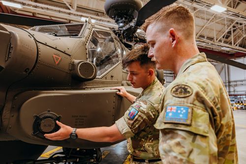 Army Aviators Share Apache Experience With Australians