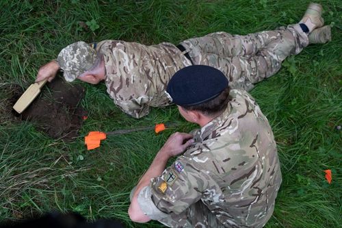 British Army trains Ukrainian soldiers in mine disposal skills