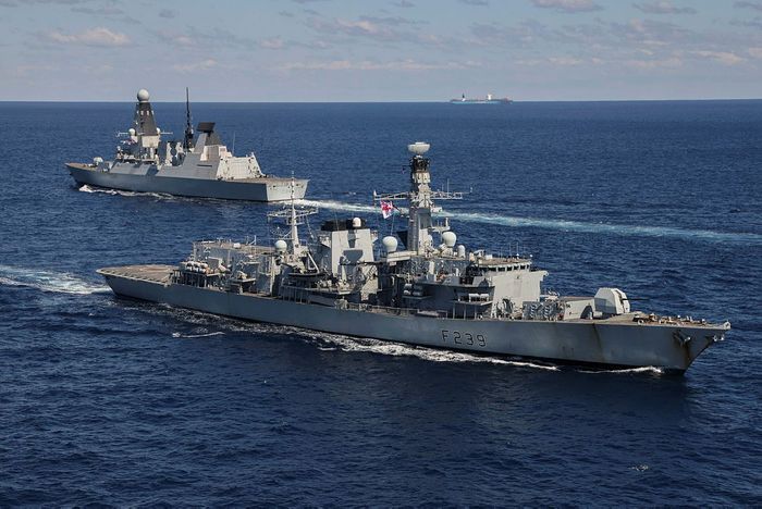 HMS Richmond takes over from HMS Diamond to protect shipping in the Red Sea