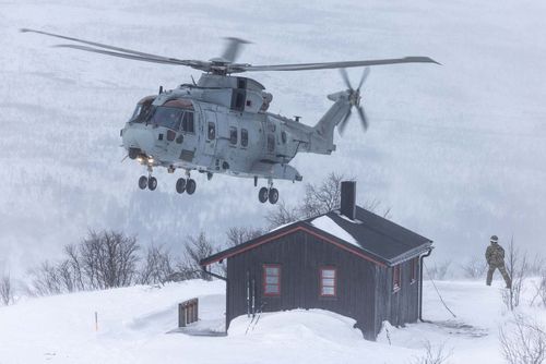 Commando fliers thank Norwegian hosts with unusual supply mission