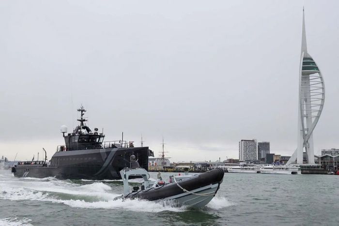 Autonomous Boat Handles Solent Traffic