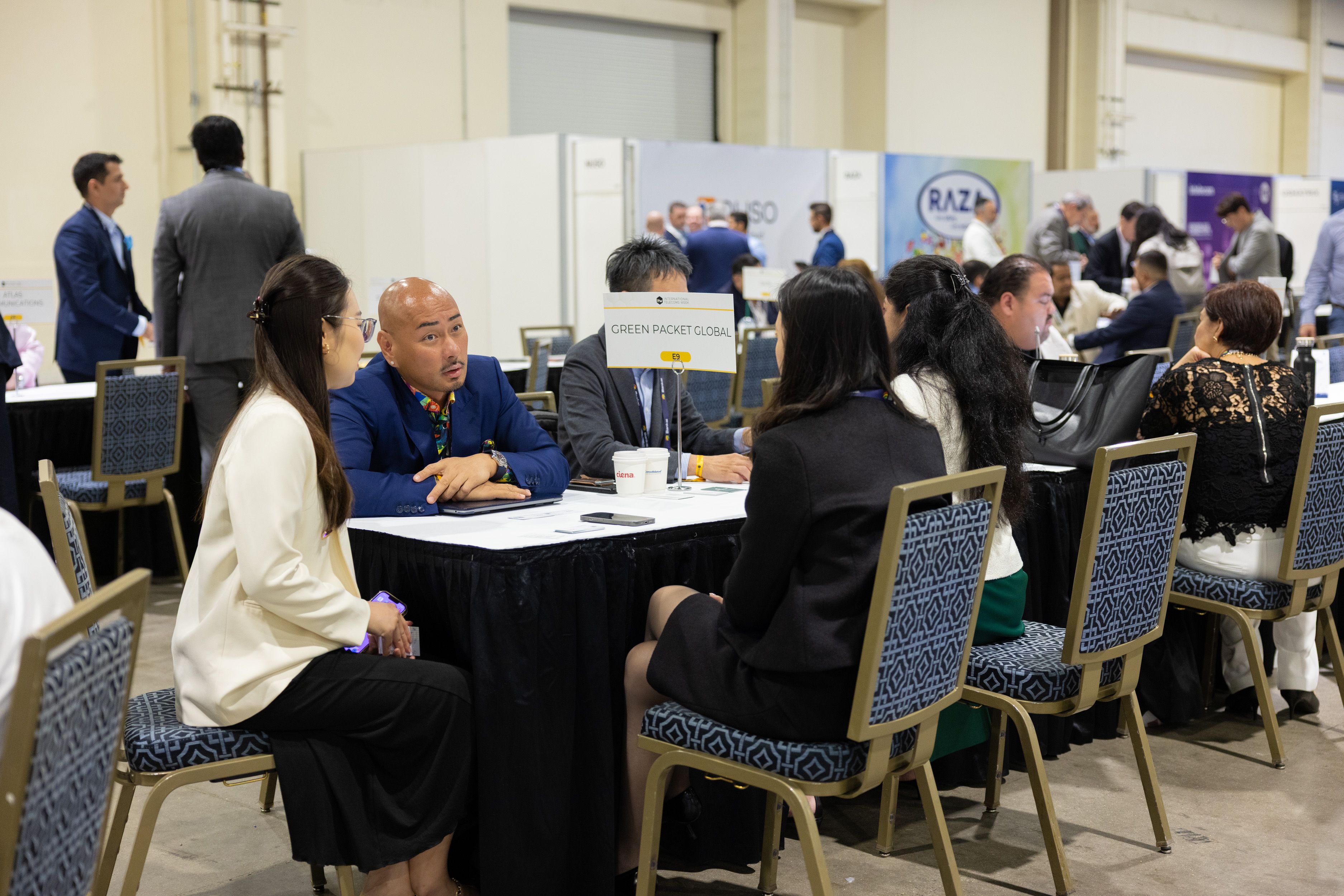 Book a meeting table in the Deal Zone