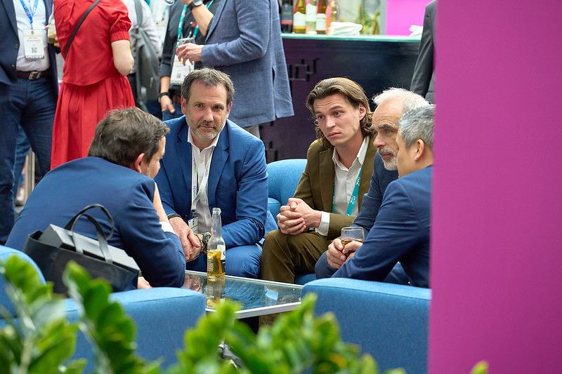 People having a busines conversation and building partnerships at ITW Global.