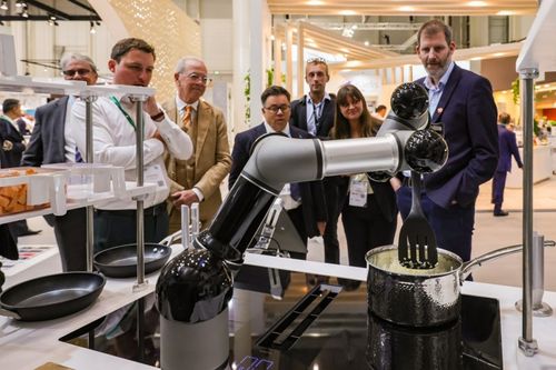 dnata introduces ground-breaking cooking robot at World Travel Catering & Onboard Services Expo (WTCE)