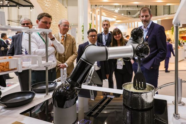 dnata introduces ground-breaking cooking robot at World Travel Catering & Onboard Services Expo (WTCE)