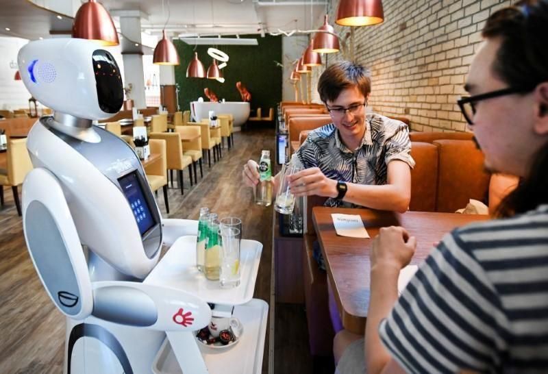 Dadawan Employs Robots to Carry Food and Drinks to Diners