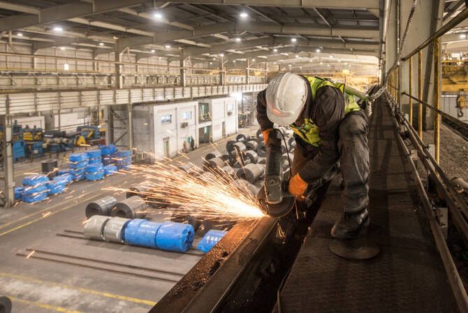 SAUDI INDUSTRIAL OUTPUT RISES 2% IN MARCH ON STRONG MANUFACTURING GAINS