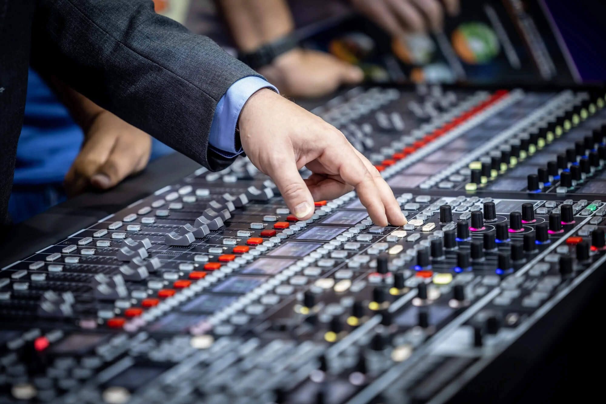 CONNECT WITH THE PRO AV INDUSTRY 