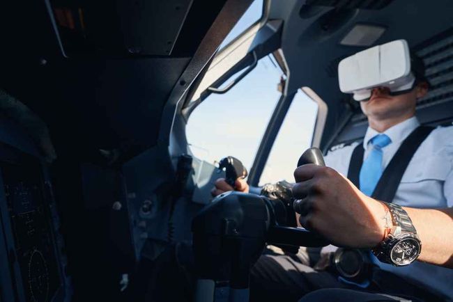 Pilots to train in VR environments in recruitment drive