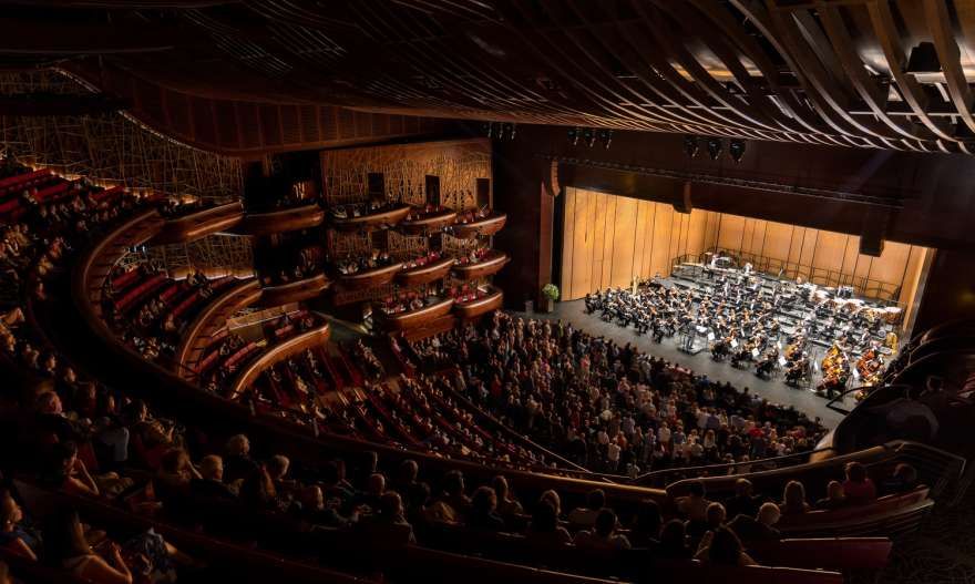 Dubai goes to the opera with d&b audiotechnik
