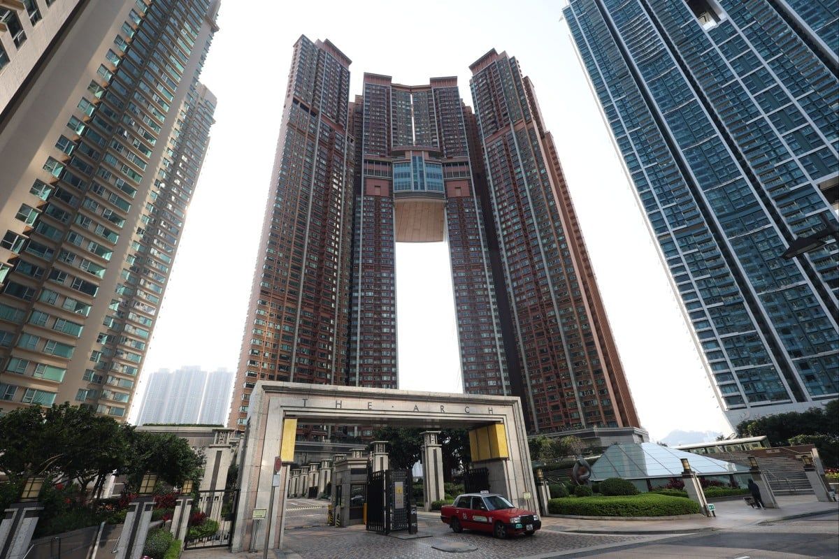 Hong Kong's ‘Emperor’s Home’ Penthouse Sold at a Deep Discount Amid Distressed Sales by Tycoons