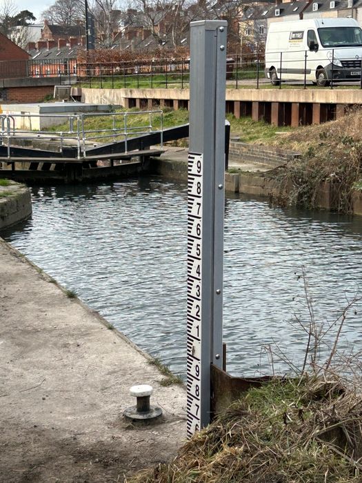 Automatic staff Gauge 
