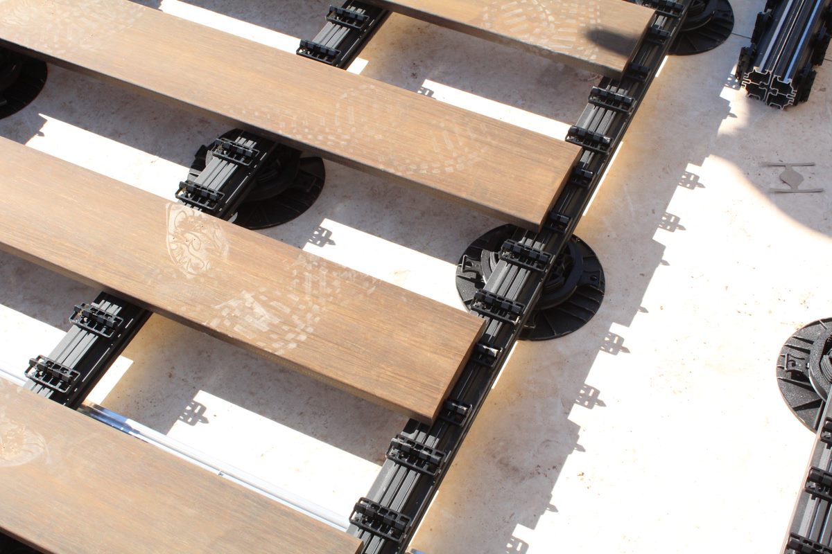 Decking structure: non combustible joists on pedestals