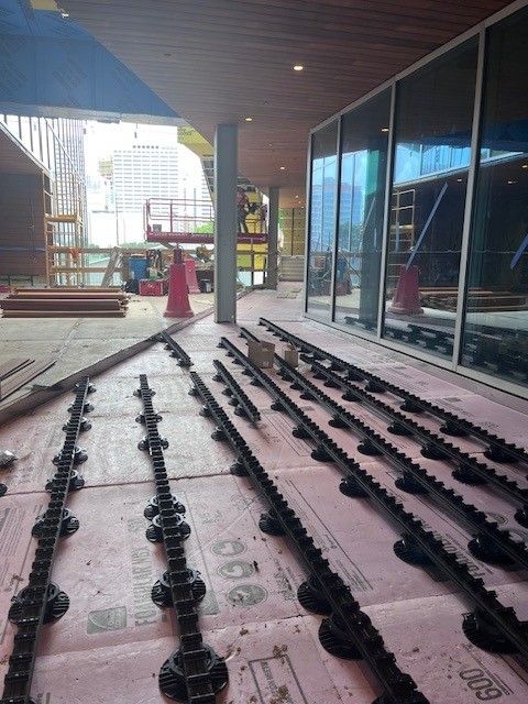 Decking structure: non combustible joists on pedestals