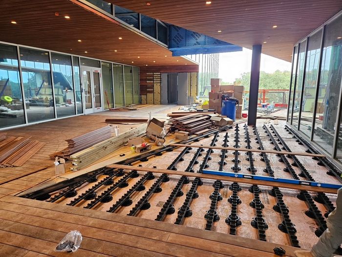 Decking structure: non combustible joists on pedestals