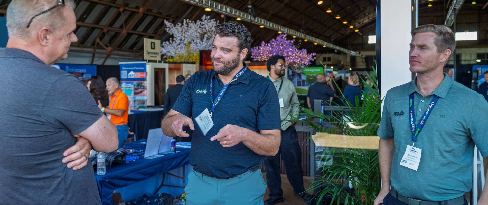 Exhibitor speaking with a visitor at a previous FutureScape USA California event